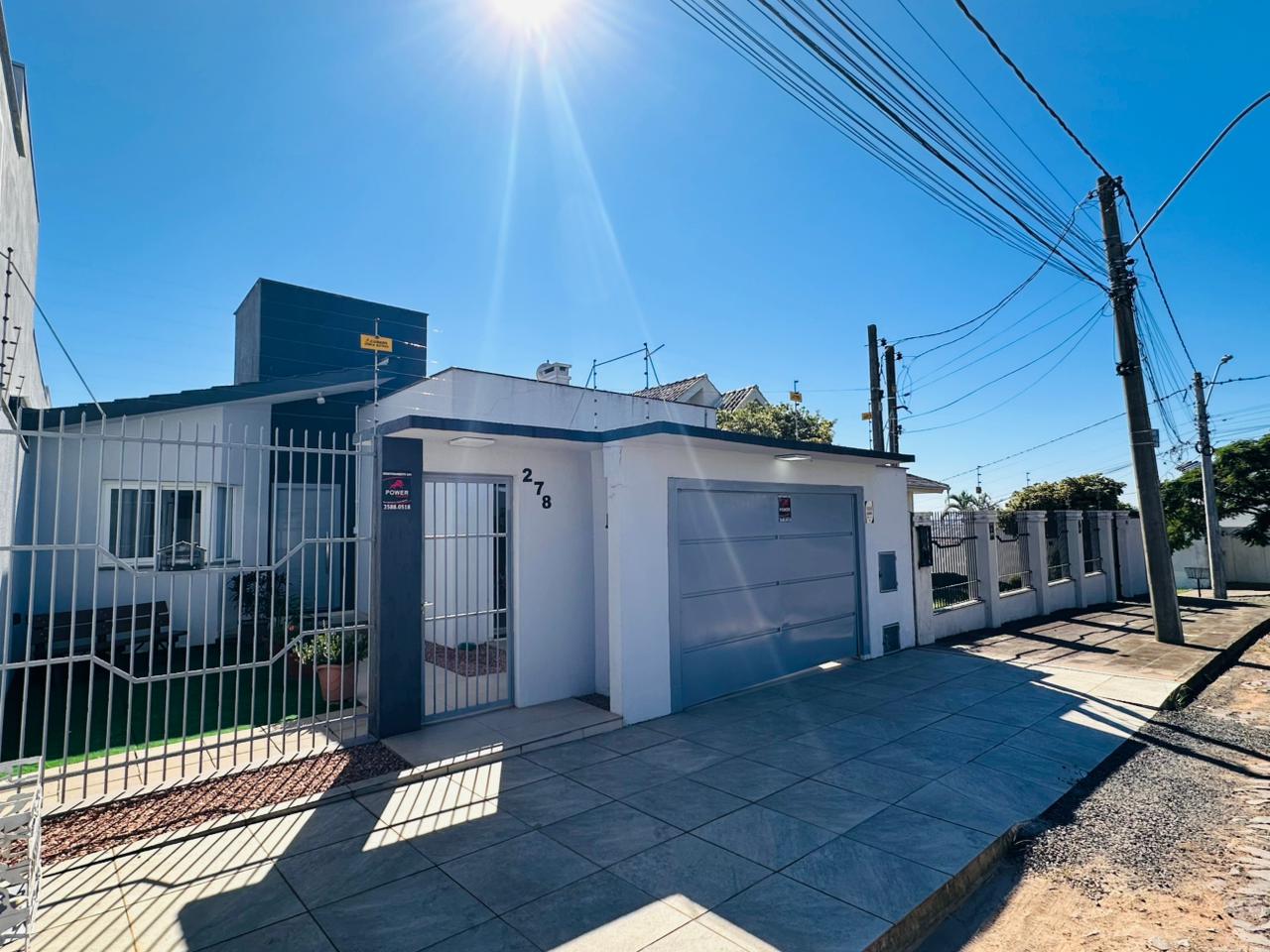 Residência protegida com cerca elétrica e câmeras